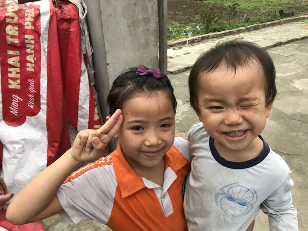 Pham Phuong , Pham Vui, netos de Pham Thi Hang - Sputnik Brasil