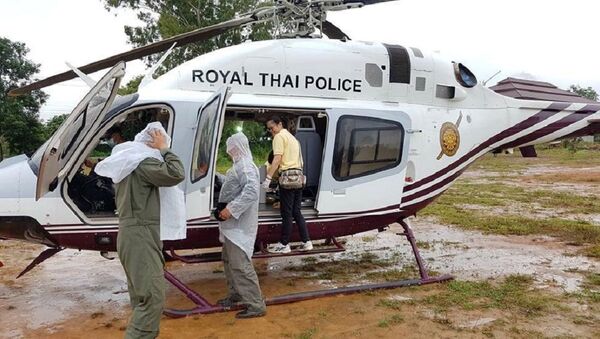 Equipe de resgate preparando o transporte para a evacuação dos meninos e seu técnico presos em uma caverna inundada, província de Chiang Rai, Tailândia - Sputnik Brasil