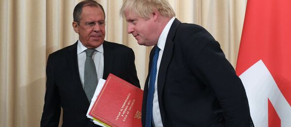 O ministro das Relações Exteriores da Rússia, Sergei Lavrov, e o secretário das Relações Exteriores britânico, Boris Johnson. O ministro das Relações Exteriores da Rússia, Sergei Lavrov, e o secretário das Relações Exteriores britânico, Boris Johnson. - Sputnik Brasil