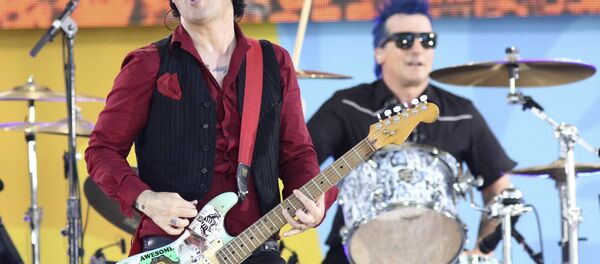 Billie Joe Armstrong da banda Green Day se apresenta no Good Morning America da ABC (arquivo). Billie Joe Armstrong da banda Green Day se apresenta no Good Morning America da ABC (arquivo). - Sputnik Brasil