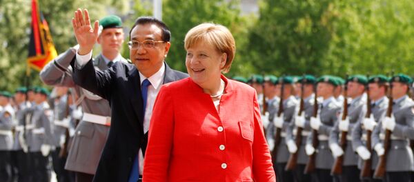 German Chancellor Angela Merkel and Chinese Prime Minister Li Keqiang review the guard of honour at the chancellery in Berlin, Germany, July 9, 2018 - Sputnik Brasil