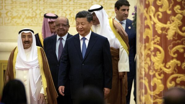 O Emir do Kuwait, Sheikh Sabah Al Ahmad Al Sabah (à esquerda), e  o presidente chinês, Xi Jinping (à frente, do lado direito), chegam ao encontro do CASCF e, Pequim. - Sputnik Brasil