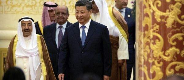 O Emir do Kuwait, Sheikh Sabah Al Ahmad Al Sabah (à esquerda), e  o presidente chinês, Xi Jinping (à frente, do lado direito), chegam ao encontro do CASCF e, Pequim. - Sputnik Brasil