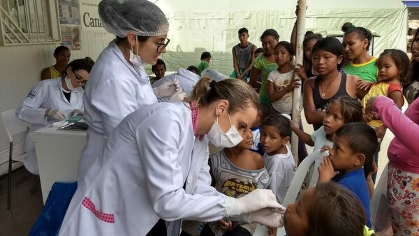 A médica brasileira Karina Oliani durante tratamento dado aos refugiados venezuelanos que chegam ao Brasil - Sputnik Brasil