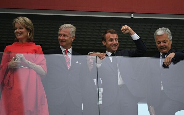 Rainha da Bélgica, Matilda, e Rei da Bélgica, Philippe, ao lado do presidente francês Emmanuel Macron e do ministro de Relações Europeias da Bélgica, Didier Reinders comparecem à semifinal da Copa do Mundo na Rússia entre França e Bélgica. - Sputnik Brasil
