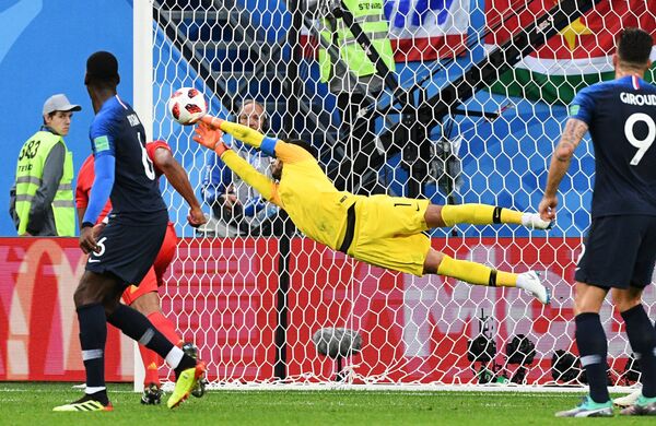 Llorris, goleiro francês, faz grande defesa durante partida entre França e Bélgica na semifinal da Copa do Mundo. - Sputnik Brasil