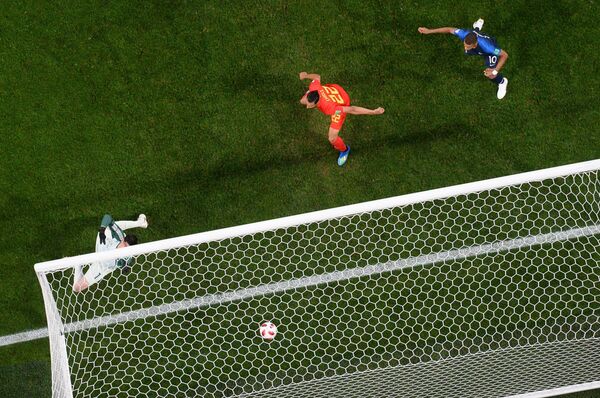 Gol de cabeça de Umtiti abre o placar para a França em São Petersburgo. - Sputnik Brasil