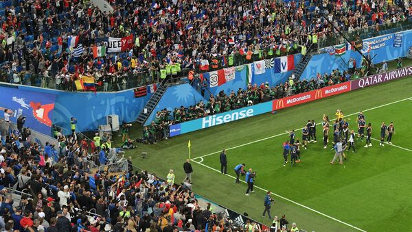Jogadores franceses vencem a Bélgica e comemoram com a torcida no estádio de São Petersburgo. - Sputnik Brasil