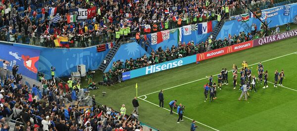 Jogadores franceses vencem a Bélgica e comemoram com a torcida no estádio de São Petersburgo. - Sputnik Brasil