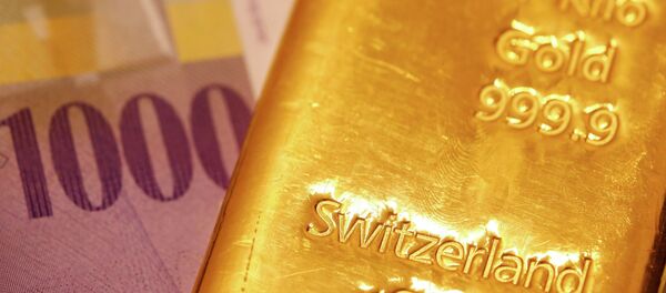 Franco suíço e barra de ouro Franco suíço e barra de ouro - Sputnik Brasil