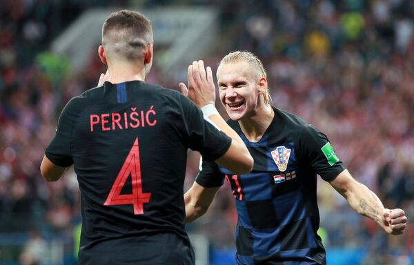 Domagoj Vida comemora com Ivan Perisic, autor do gol croata em Moscou - Sputnik Brasil