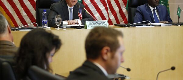 O ex-secretário de Estado dos EUA, Rex Tillerson, em coletiva com Moussa Faki, liderança da União Africana,  na Etipopia, em março de 2018. - Sputnik Brasil