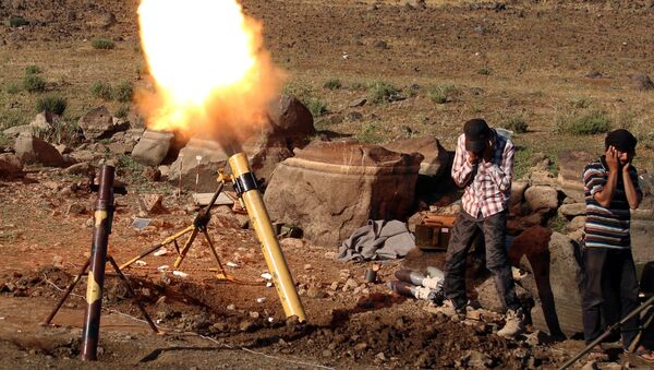 Militantes atiram morteiro contra as forças leiais ao presidente sírio Bashar Assad, em Quneitra, na fronteira com a região das colinas de Golã, ocupadas pelo por Israel. - Sputnik Brasil