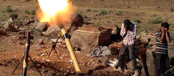 Militantes atiram morteiro contra as forças leiais ao presidente sírio Bashar Assad, em Quneitra, na fronteira com a região das colinas de Golã, ocupadas pelo por Israel. - Sputnik Brasil