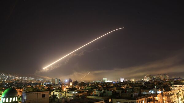 O céu de Damasco se ilumina com mísseis lançados pelos EUA na capital Síria. - Sputnik Brasil