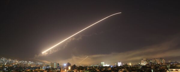 O céu de Damasco se ilumina com mísseis lançados pelos EUA na capital Síria. - Sputnik Brasil