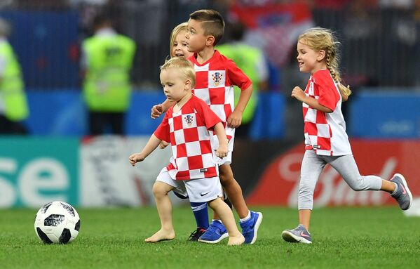 Filhos dos jogadores croatas entram em campo para comemorar a vitória dos pais. - Sputnik Brasil