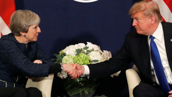 O presidente dos EUA, Donald Trump, cumprimenta a primeira-ministra britânica Theresa May durante a reunião anual do Fórum Econômico Mundial (WEF) em Davos, Suíça. - Sputnik Brasil