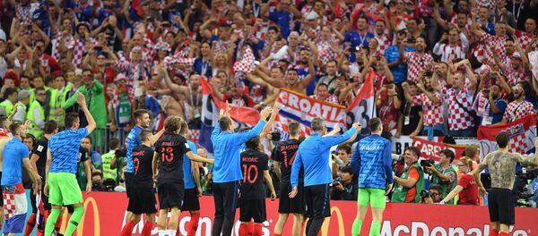 Jogadores croatas agradecem o apoio da torcida após a vitória histórica contra a Inglaterra em Moscou. - Sputnik Brasil