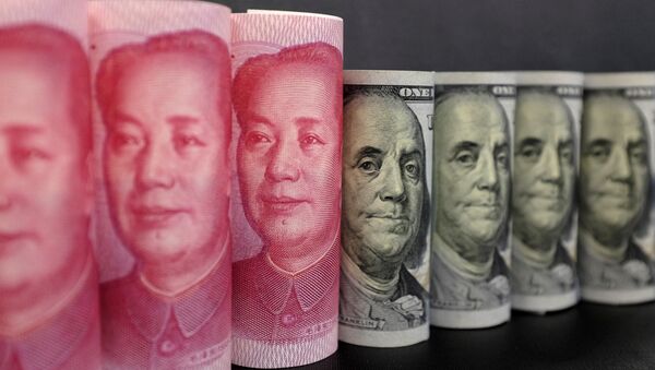 Cédulas de dólar e yuan fotografadas em Pequim (arquivo) - Sputnik Brasil