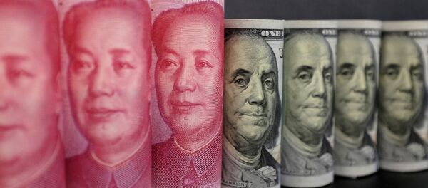 Cédulas de dólar e yuan fotografadas em Pequim (arquivo) - Sputnik Brasil
