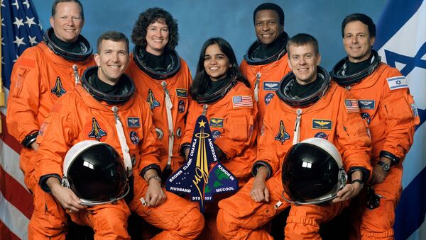 Tripulação da Columbia STS-107. Á frente, da esquerda para a direita, comandante Rick Husband, especialista da missão Kalpana Chawla, piloto William McCool. No fundo, da esquerda para a direita, especialista da missçao David Brown, especialista da missão Laurel Clark, comandante de carga Michael Anderson e especialista de carga Ilan Ramon, de Israel. A missão Columbia se desintegrou sobre o Texas em fevereiro de 2003. - Sputnik Brasil