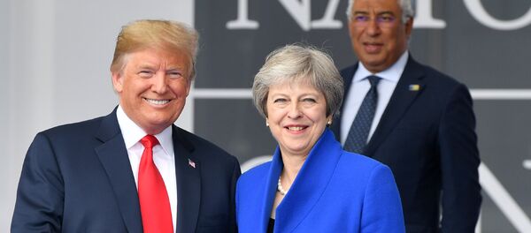 O presidente dos EUA, Donald Trump, e a primeira-ministra do Reino Unido Theresa May durante a cerimômina da cúpula da OTAN. NO fundo, o primeiro-ministro de Portugal, Anonio Costa. - Sputnik Brasil