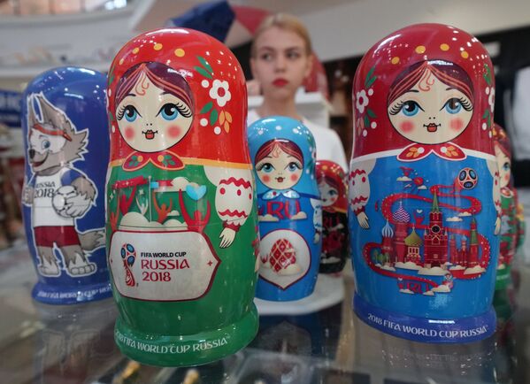 Matryoshkas com símbolos da Copa do Mundo 2018 vendidas em uma loja de souvenires - Sputnik Brasil