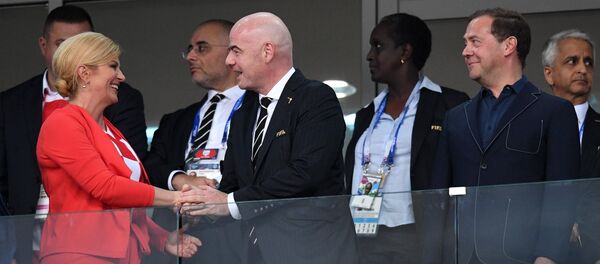 A presidente da Croácia Kolinda Grabar Kitarovic, o presidente da FIFA Gianni Infantino e o primeiro-ministro russo Dmitry Medvedev durante o jogo Rússia x Croácia nas quartas de final da Copa - Sputnik Brasil