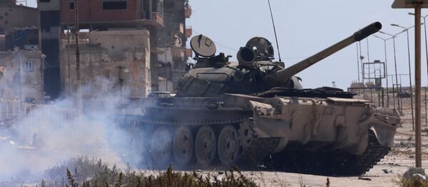 Tanque do exército líbio durante confrontos com militantes em Benghazi, Líbia (foto de arquivo) Tanque do exército líbio durante confrontos com militantes em Benghazi, Líbia (foto de arquivo) - Sputnik Brasil