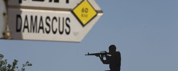 Escultura de militar israelense perto de uma seta indicando as distâncias de Bagdá e Damasco perto de um posto militar nas Colinas de Golã - Sputnik Brasil