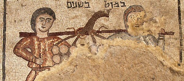 O mosaico mostrando dois espiões, enviados por Moisés para estudarem Canaã, descoberta em uma sinagoga antiga no norte de Israel - Sputnik Brasil