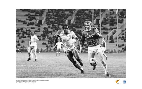 Jogo entre as seleções olímpicas de futebol da URSS e da França. O soviético Ileg Romantsev e o francês Marius Trésor dividem a bola. Foto de 1980. - Sputnik Brasil