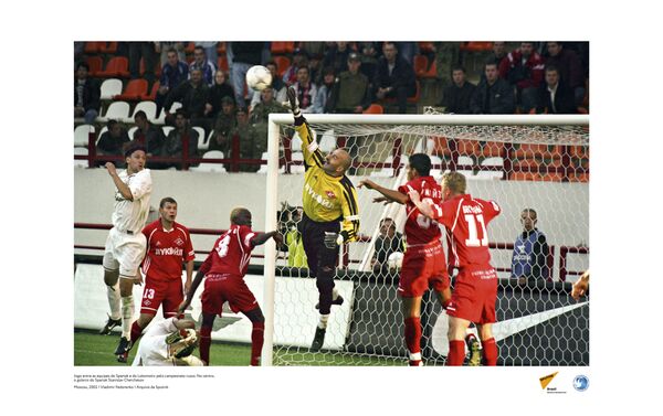 O atual técnico da seleção russa, Stanislav Cherchesov, jogando como goleiro pelo Spartak em partida contra o Lokomotiv, em 2002. - Sputnik Brasil