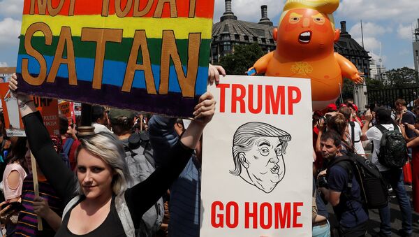 Manifestantes protestan en el centro de Londres contra la visita del presidente de Estados Unidos, Donald Trump - Sputnik Brasil
