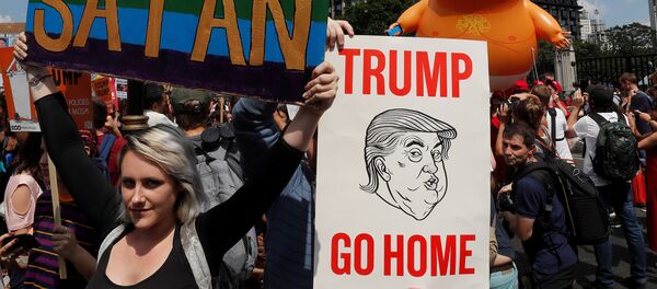 Manifestantes protestan en el centro de Londres contra la visita del presidente de Estados Unidos, Donald Trump Manifestantes protestan en el centro de Londres contra la visita del presidente de Estados Unidos, Donald Trump - Sputnik Brasil