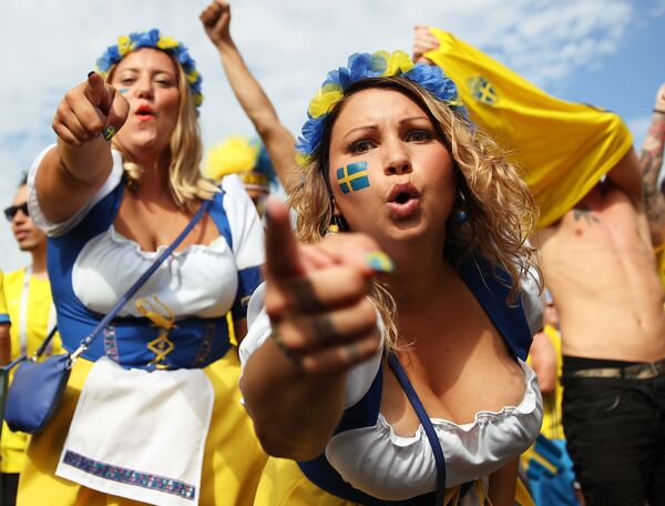 Torcedoras suecas antes da partida das quartas na Copa 2018 entre a Suécia e a Inglaterra - Sputnik Brasil