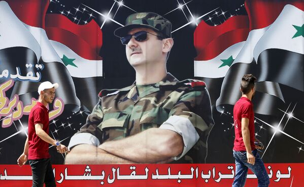 Cartaz retratando o presidente sírio Bashar Assad em uma das ruas de Damasco - Sputnik Brasil