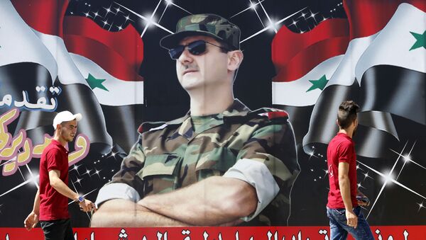 Cartaz retratando o presidente sírio Bashar Assad em uma das ruas de Damasco - Sputnik Brasil