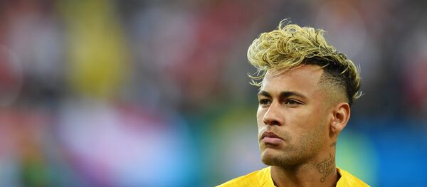 Neymar ouve o hino nacional do Brasil antes do jogo contra a Suíça em Rostov-on-Don, Rússia. - Sputnik Brasil