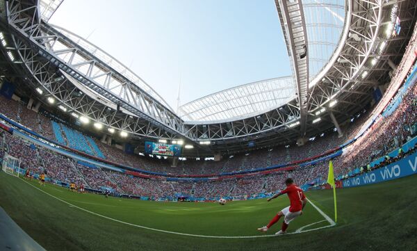 Belo ângulo capturado pelas câmeras da Sputnik mostra o estádio de São Petersburgo em perspectiva durante cobrança de escanteio de Kieran Trippier. - Sputnik Brasil