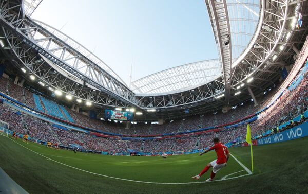 Belo ângulo capturado pelas câmeras da Sputnik mostra o estádio de São Petersburgo em perspectiva durante cobrança de escanteio de Kieran Trippier. - Sputnik Brasil