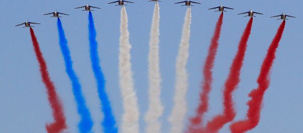 Grupo de acrobacia aérea francês Patrouille de France se apresentam em Paris, em 14 de julho de 2018 Grupo de acrobacia aérea francês Patrouille de France se apresentam em Paris, em 14 de julho de 2018 - Sputnik Brasil