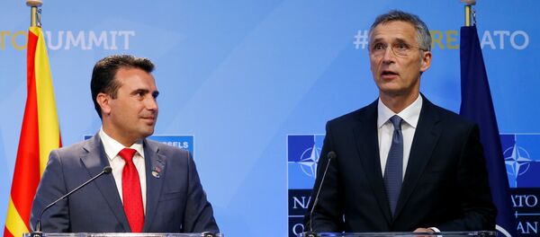 Secretário-geral da OTAN, Jens Stoltenberg (à esquerda) ao lado do primeiro-ministro da Macedônia Zoran Zaev (à direita) durante coletiva de imprensa na cerimônia do convite da Macedônia para fazer parte da OTAN. - Sputnik Brasil
