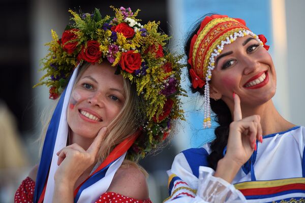 Torcedoras russas em trajes nacionais antes da partida das quartas de final da Copa 2018 entre a Rússia e a Croácia - Sputnik Brasil
