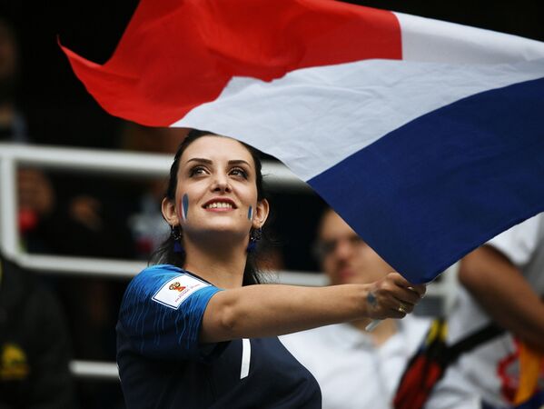 Torcedora francesa antes da partida das quartas de final da Copa 2018 entre o Uruguai e a França - Sputnik Brasil