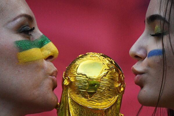 Torcedoras brasileiras com réplica da taça na partida das quartas de final da Copa 2018 entre o Brasil e a Bélgica - Sputnik Brasil