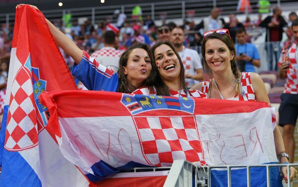 Torcedoras croatas antes da partida da semifinal da Copa 2018 entre a Croácia e a Inglaterra - Sputnik Brasil