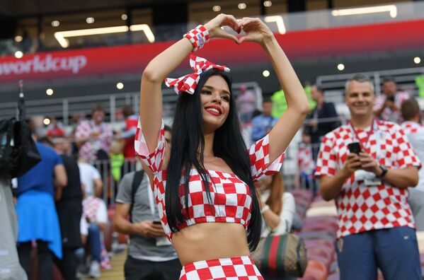 Torcedora croata antes da partida da semifinal da Copa 2018 entre a Croácia e a Inglaterra - Sputnik Brasil