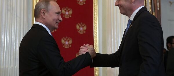 Presidente da Rússia, Vladimir Putin, e o presidente da FIFA, Giovanni Infantino, no Kremlin, em 15 de julho de 2018 - Sputnik Brasil